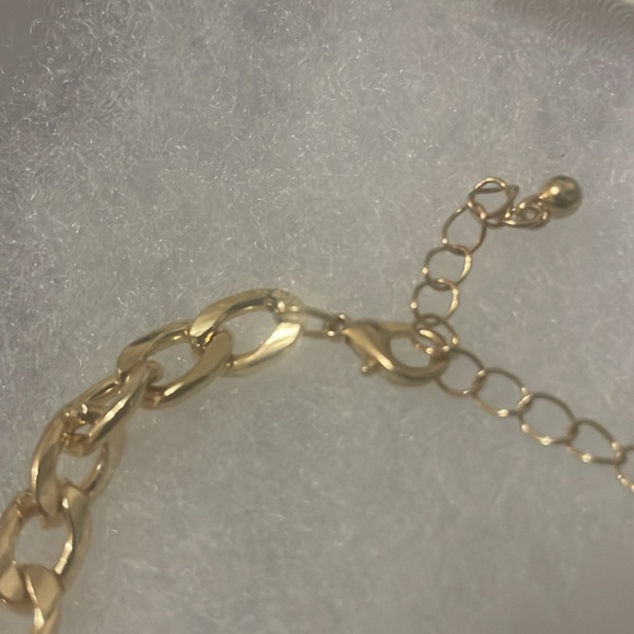 Green gemstone fashion necklace. - Picture 6 of 6